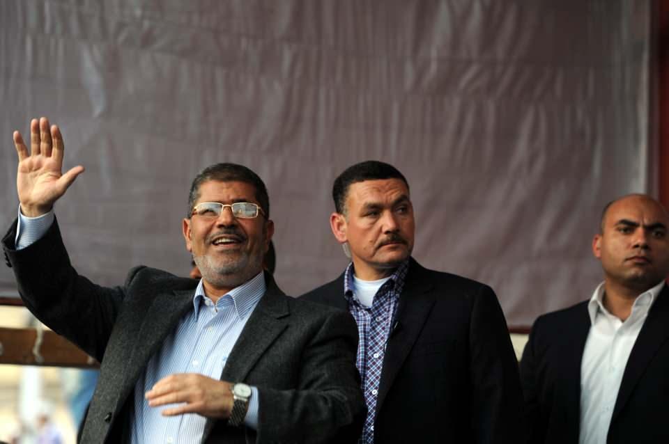 <p><strong>Mursi'nin cezaevi şartları kaygı vericiydi</strong></p>

<p>Mursi'nin bulunduğu cezaevindeki şartlar son derece uygunsuzdu ve tek kişilik hücrede tutuluyordu. Bu durum insan hakları savunucuları tarafından defalarca dile getirildi. Ayrıca İngiltere Parlamentosu tarafından Mısır ile ilgili oluşturulan bağımsız araştırma komisyonu, Mursi'nin tutulduğu cezaevindeki şartlar hakkında bir rapor hazırladı.</p>

<p>Söz konusu komisyonun başkanı Crispin Blunt tarafından Mart 2018'de sunulan raporda, "23 saat hücrede tek başına tutulan Mursi, işkence sayılabilecek derecede kötü, insanlık dışı ve onur kırıcı muameleye maruz kalıyor. Hakkı olan tıbbi tedavinin kendisine sağlanmaması Mursi'nin erken ölümüne neden olabilir." cümleleri yer aldı.  </p>
