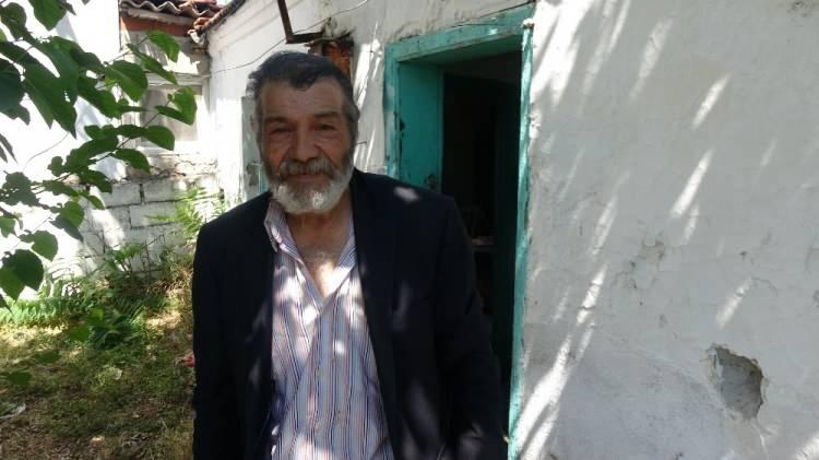 <p>36 yıldır evladı için canını dişine katan Hasan Üçer, kimseden de maddi bir yardım talebinde bulunmuyor. Yaşadıkları tek göz odada hem epilepsi hem de zihinsel engelli oğluna bakan Üçer, “Maddiyatta gözüm yok, manevi yardım istiyorum ben. Temizlik istiyorum, çocuğu yoklamalarını istiyorum. ‘Vaziyeti nedir’ diye sormalarını istiyorum. Beni böyle yalnız bırakmasınlar” dedi.<br />
 </p>
