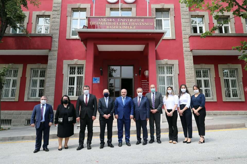 <p><strong>GRFT'nin yapı olarak doğal bir molekül olduğunu dile getiren Özkul, şunları kaydetti:</strong></p>

<p>"GRFT'nin şimdiye kadar birçok farklı virüse karşı enfeksiyonu durdurucu etkisinin var olduğu tespit edilmiş. Dolayısıyla ilk planda bizim bu süreçteki en büyük kazanımımız, günlük hayatta kullanılabilecek durdurucu, koruyucu, önleyici ürün geliştirmek olacaktır. Ekibimizdeki moleküler biyologlar da molekülün yapısında birtakım değişiklikler yapmak suretiyle GRFT'nin hücre içine girmesini sağlamaya çalışıyor. Bu kapsamda eğer becerebilirsek molekülün tedavi edici potansiyelini de zaman içinde sorgulayacağız."</p>
