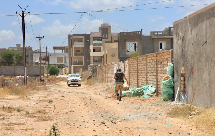 <p><strong> Mayınlar 30'dan fazla sivilin canını aldı </strong></p>

<p>Libya ordusunun yürüttüğü Öfke Volkanı Operasyonu Basın Ofisinden yapılan yazılı açıklamaya göre, Hafter milislerince tuzaklanan mayın ve patlayıcılar son 10 günde aralarında kadın ve çocukların da yer aldığı en az 31 sivilin canına mal oldu ve 40'tan fazla sivili yaraladı.</p>
