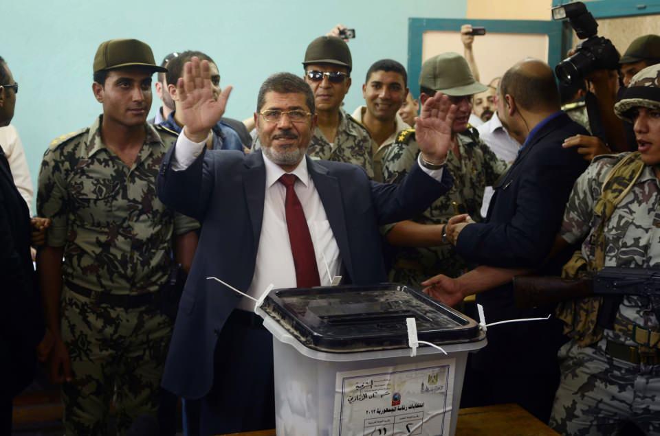 <p>Yönetim, bütün medya kuruluşlarına Mursi'nin ölümü ile ilgili yazılacak ve okunacak metni gönderdi. Bu bağlamada Kahire merkezli haber kanalı Extra News muhabiri Neha Derviş'in, 42 kelimeden oluşan metni okuduktan sonra "Bu mesaj Samsung cihazından gönderildi" cümlesini de okuması sosyal medyada ve kamuoyunda alay konusu oldu.</p>

<p> </p>
