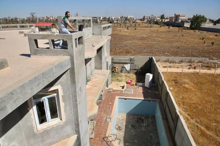 <p><strong>Hafter milisleri çekilirken klimalar, su tankları ve arabayı çaldı</strong></p>
<p>Tumi'nin evinden birkaç yüz metre ötede Muhammed Erzurumlu'nun (27) evinde de benzer bir manzara var.</p>