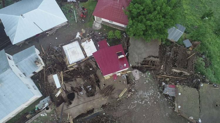 <p>Çok sayıda evin ve ahırın yıkıldığı depremde en ağır hasarı alan Yedisu ilçesine bağlı Elmalı köyünde de birçok kerpiç yapı yıkıldı.</p>

<p> </p>
