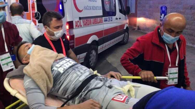 <p>Galatasaray'da Fernando Muslera'nın Rizespor maçında geçirdiği ağır sakatlık ve ambulansla hastaneye kaldırılmasının ardından spor camiasından Uruguaylı kaleciye destek mesajları yağdı.</p>
