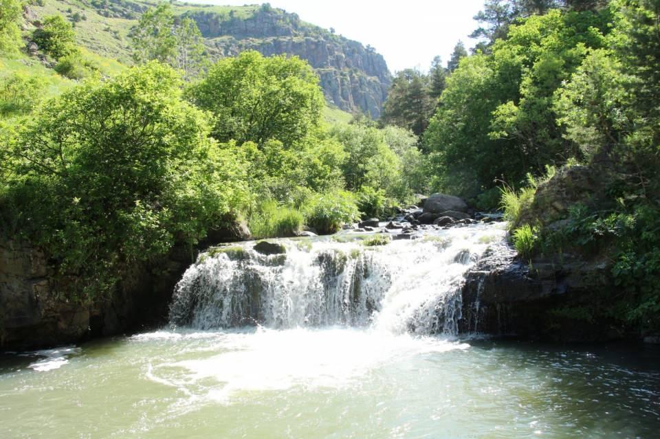 <p>Şırıl şırıl akan berrak suları, etrafındaki rengarenk &ccedil;i&ccedil;ekler ve kuş seslerinin birleşmesi ile birlikte adeta cennetten bir k&ouml;şe gibi olan Şelale Deresi'nin bu g&uuml;zelliklerinin tanıtılarak turizme kazandırılması isteniyor.<br />
&nbsp;</p>
