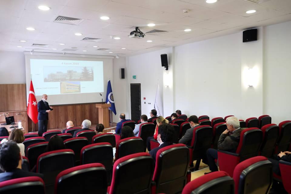 <p><strong>Aşı geliştirme çalışmasını da inceledi</strong></p>

<p>Bakan Varank, Biyoteknoloji Enstitüsü ziyaretinin ardından, Ankara Üniversitesi bünyesindeki Kanser Araştırma Enstitüsü'nü ziyaret etti ve TÜBİTAK COVID-19 platformundaki bir diğer proje olan "Virüs Tabanlı Prototip Coronavirus Aşısı Üretimi"ne ilişkin Prof. Dr. Hakan Akbulut'tan bilgi aldı.</p>
