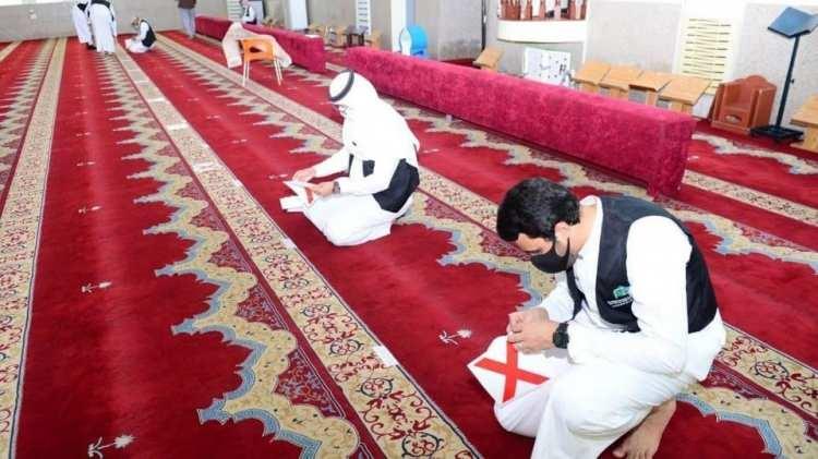 <p>Suudi Arabistan’da 23 Mart’tan bu yana yeni tip korona virüs (Covid-19) salgını kapsamında uygulanan sokağa çıkma yasağı sona erdi. Mekke şehrinde 3 ay önce kapatılan camiler, sabah namazıyla yeniden ibadete açıldı.</p>
