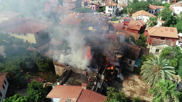 <p>Öte yandan, Kaleiçi ve yanan bina havadan görüntülendi.</p>