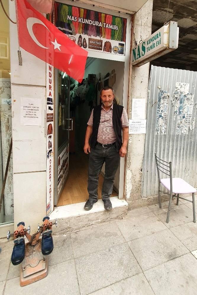 <p>Gümüşhane’de 21 yıl önce başladığı ayakkabı tamirciliği mesleğinin son temsilcilerinden Baki Nas, iki kişinin yan yana geçemediği 1 metre 5 santimetre genişliğindeki dükkanında mesleğini sürdürüyor.<br />
</p>