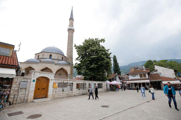 <p><strong>Vakıflar'ın Bosna Hersek'teki çalışmaları devam ediyor</strong></p>
<p>Vakıflar Genel Müdürlüğü Bosna Hersek'te bugüne kadar ayrıca, Saraybosna'daki İsa Bey Hamamı, Gradiska'daki Derviş Hanım Medresesi, Travnik'teki Alaca Camisi ve Tesanj'daki İslam Birliği Meclisi İdare Binası Kahvehanesinin restorasyon çalışmalarını tamamladı.</p>