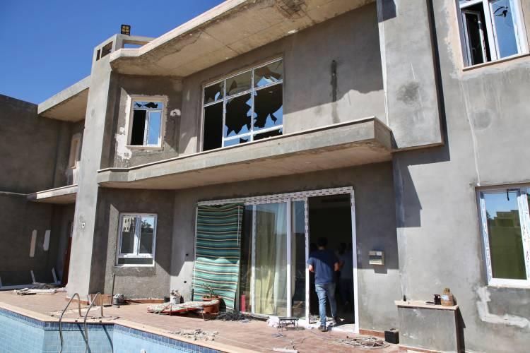 <p>Çocuk odasında duvarlarda açılmış koca delikler, yerdeki moloz, eşyalardaki tahribat, duvarda asılı çizgi film karakterlerinin renkli resimleriyle büyük tezat oluşturuyor. Tumi'nin evinde de diğerlerinde olduğu gibi duvarlarda Rusça yazılar bulunuyor. </p>
<p> </p>
<p>Üst katta yanmış bir oda, duvar kağıdı erimiş, duvarda şarapnel izleri kalmış, tavandaki tuğla parçaları, sıva ve boyanın yere düşmüş haliyle, savaşın yol açtığı yıkım tüm açıklığıyla ortada.</p>
<p> </p>
<p> </p>