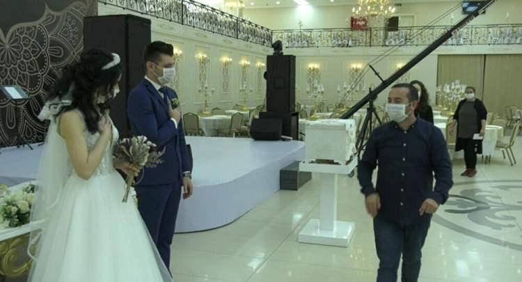 <p>Nikaha davetli tüm katılımcıların adları ve iletişim bilgileri en az 14 gün saklanmalı.</p>
<p>Düğün salonlarında oyun, dans, halay gibi gösteriler yapılmayacak.</p>