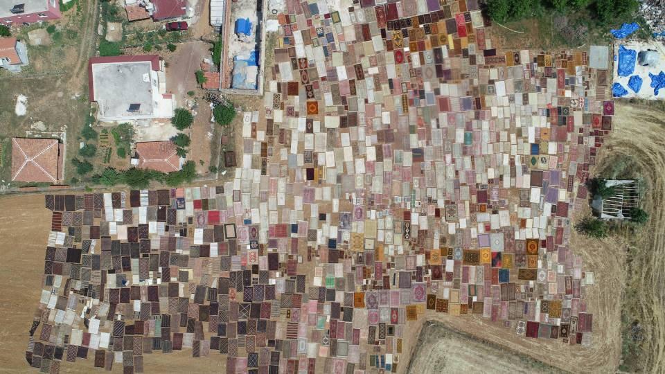 <p>Antalya'nın Döşemealtı ilçesinde el dokuması binlerce halı ve kilim, mikroplardan arındırılmak ve renklerinin pastele dönüştürülmesi için buğday tarlalarına serilmeye başlandı. Halı ve kilimlerle rengarenk hale dönüşen tarlalar görsel şölen oluşturdu.</p>
