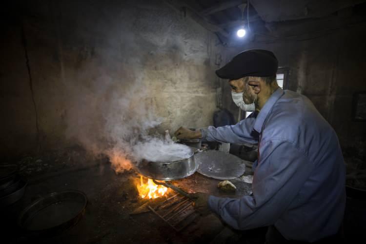 <p>Kalenin tarih kokan d&uuml;kkanlarında ge&ccedil;imlerini sağlayan kalay ustası 72 yaşındaki Mehmet Şahin ile 59 yaşındaki Şakir Yıldız, Kovid-19 sebebiyle beraber &ccedil;alıştıkları d&uuml;kkanlarını kapatmak zorunda kaldı.</p>

<p>&nbsp;</p>

