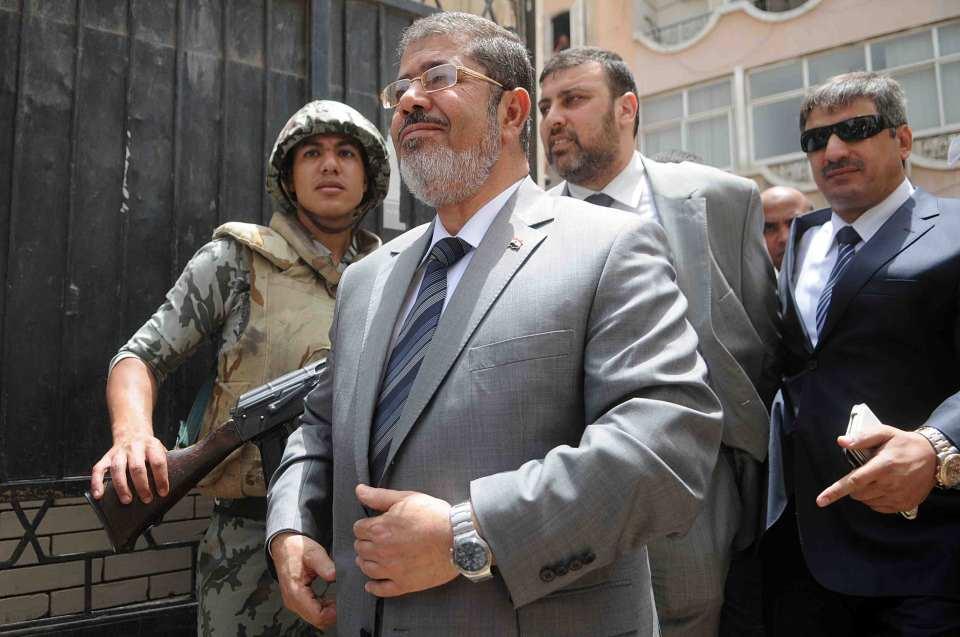 <p><strong>Ahram gazetesi: "Muhammed Mursi öldü"</strong></p>

<p>Tamamen Kahire yönetiminin kontrolü altındaki Mısır resmi ve özel medyası Mursi'nin ölümünü görmezden geldi.</p>

<p>Mısır'da en çok satan devlet gazetesi Ahram, 18 Haziran'daki matbu sayısında Mursi'nin ölümünü dördüncü sayfadan duyurdu. Haberin başlığı "Muhammed Mursi öldü" şeklindeydi. "Eski Cumhurbaşkanı veya devrik Cumhurbaşkanı" gibi hiçbir ifadenin haberde yer almaması dikkati çekti.</p>
