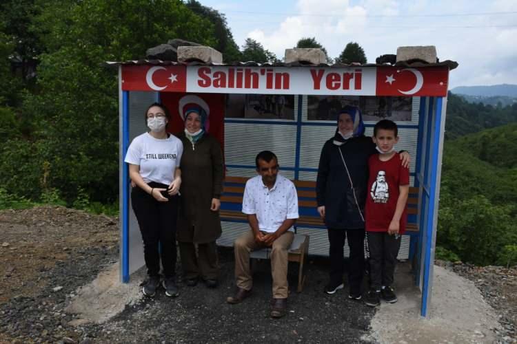 <p>- LGS öğrencisinden Salih'e ziyaret</p>

<p>LGS'ye giren Beyzanur Atar, Salih'le ilgili soruyu gördüğünü aktararak, "Buradan geçerken kendisini ve alanı görünce selam vermek istedik. Ordu'dan soru olmasına şaşırdım. Hatta 2 soru vardı. Buna da şaşırdım. Bir Ordulu olarak hoşuma gitti. Soru basitti ve eminim ki birçok öğrenci yapmıştır." diye konuştu.</p>
