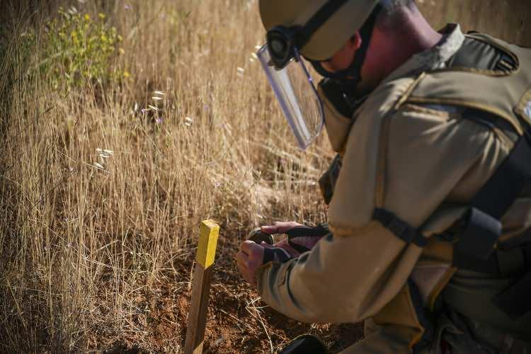 <p>Bu kapsamda Birleşmiş Milletler'in (BM) "2025 Yılı Mayınsız Dünya" hedefine paralel olarak toprağa gömülü mayınların tümünü temizleme, mayın ve patlamamış mühimmattan arındırma, insanların mayın riskine maruz kalmadan yaşayabileceği bir ülke hedefiyle çalışmalarına devam eden Türkiye, Suriye sınırında bu anlamda önemli aşamalar katetti.</p>
<p> </p>