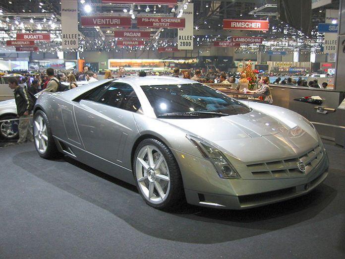 <p><strong>CADİLLAC</strong></p>
<p>Amerikan lüks markası Cadillac, 2002’de yüzüncü yılını, 7.5 litrelik V12 ile Cien konseptini yaratarak kutlamaya karar vermişti. Markanın 100. yılını simgeleyen otomobilin satılması ne kadar etik orası tartışılır; fakat bu otomobil üzerindeki tartışmaya rağmen 4 milyon dolara satıldı.</p>
<p> </p>