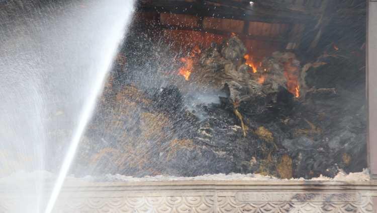 <p>Aksaray'da yonca deposu ve yem fabrikasında çıkan yangını 26 saattir söndürme çalışmaları devam ediyor. Alevlere teslim olan yem fabrikası ve yonca deposundaki yangının tamamen söndürülmesinin birkaç günü bulması tahmin ediliyor.</p>

