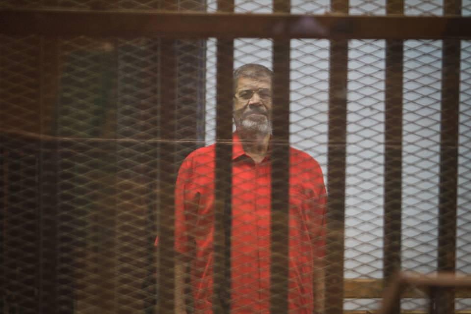<p>Başsavcı Nebil Sadık, Mursi'nin duruşmada konuşma yaptıktan sonra aniden yere düştüğünü, sağlık raporuna göre vücudunda herhangi bir yara olmadığını söyledi.</p>

<p> </p>
