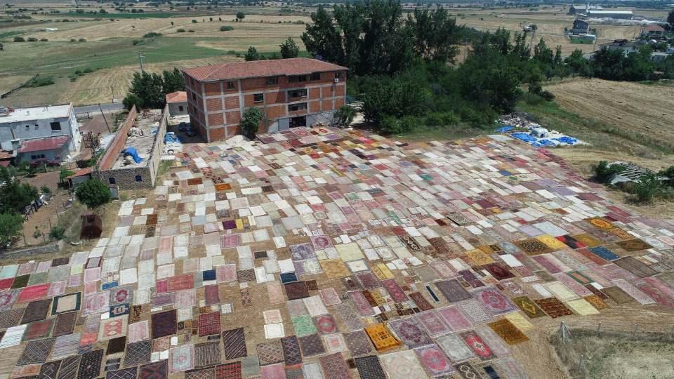 <p>Halı serme işlemi ve tarladaki halı ve kilimler havadan drone ile görüntülendi.</p>

<p> </p>
