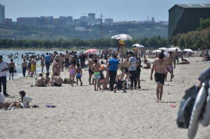 <p>Koronavirüs tedbirleri kapsamında uygulanan sokağa çıkma kısıtlamasının kaldırılmasının ardından geçen hafta plajlarda yoğunluk yaşanmıştı. Kısıtlamasız bu pazar gününde de Küçükçekmece Menekşe Plajı'nda çok sayıda vatandaş denize girdi ve güneşlendi.</p>
