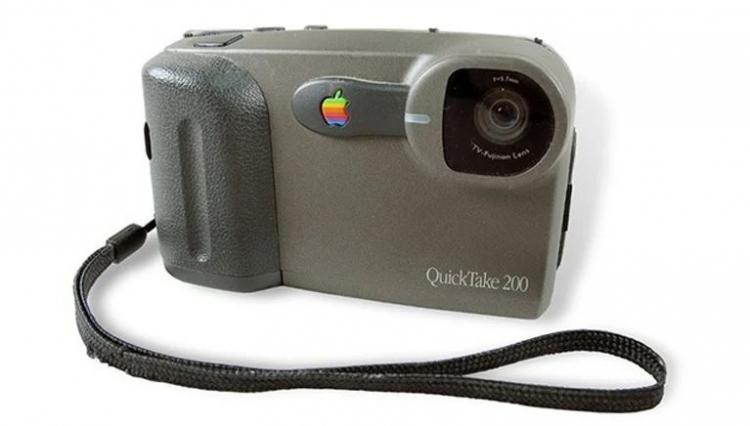 <p>Apple Quicktake 200 dijital kamera (1994): Apple Quicktake 200’ün en önemli sorunlarından biri fiyatıydı. Apple 749 dolarlık fiyatın sebebini teknolojinin ilk olmasına bağlamıştı. Ancak tek sorun bu değildi elbet. Kameranın çok kötü bir çözünürlüğü ve <strong>sadece 8 fotoğraflık çok düşük bir hafızas</strong>ı vardı. Odaklama ve önizleme özelliklerinden de yoksundu. En büyük sorun ise kameranın sadece <strong>Apple</strong> bilgisayar serisi Mac ile uyumlu olmasıydı.</p>
