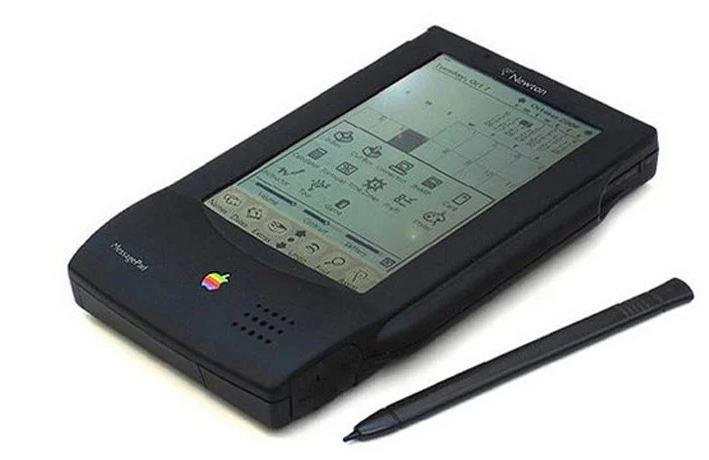 <p>Apple Newton (1993): <strong>Apple</strong> Newton’u piyasaya sürdüğünde, günümüzdeki cep bilgisayarları teknolojisinin ilki olarak görücüye çıkmıştı.  Newton kullanılmaya başlandığında ise sorunları da gün yüzüne çıktı. Öncelikle yazılımı idare etmek gerçekten çok zordu ve sürekli istenmeyen hatalara sebep oluyordu. Özellikle el yazısı özelliği o kadar kötüydü ki o dönem çizgi filmlerde ve TV dizilerinde ironisi yapılarak alay konusu oldu.</p>
