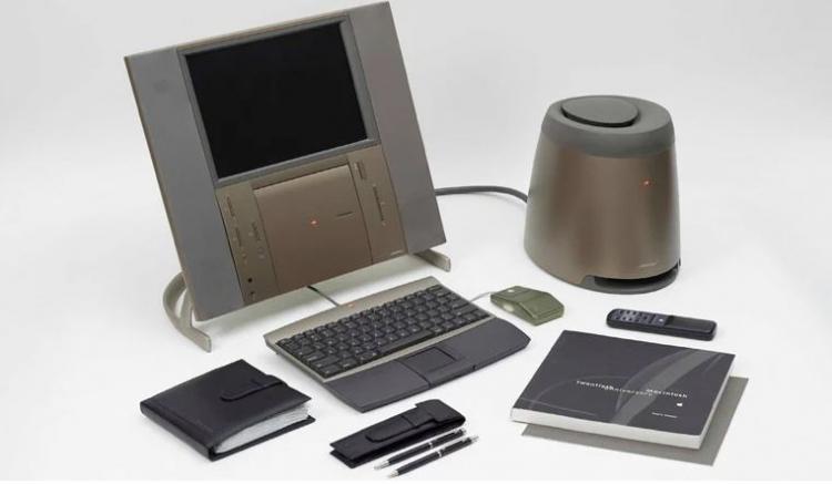 <p>20th Anniversary Macintosh (1997): 1997’de Apple’ın 20. kuruluş yıldönümü şerefine ürettiği bilgisayar estetik bir tasarımı olmasına rağmen 7500 dolar satış fiyatıyla cep yakıyordu. Esas sorun ise Bilgisayarın sadece görselden ibaret olmasıydı. Dönemine göre oldukça estetik bir tasarım olsa da performans konusunda oldukça kötü bir bilgisayardı.</p>
