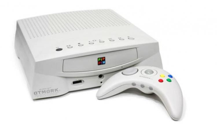 <p>Apple Bandai Pippin (1996): Diğer konsollara göre hem az sayıda oyuna sahipti hem de oyunları diğer konsollardaki kadar başarılı değildi. Bununla birlikte yaklaşık 600 $ olan fiyatı rakiplerinden çok yüksekti. Bu sebeple istenilen kitleye ulaşamadı.</p>
