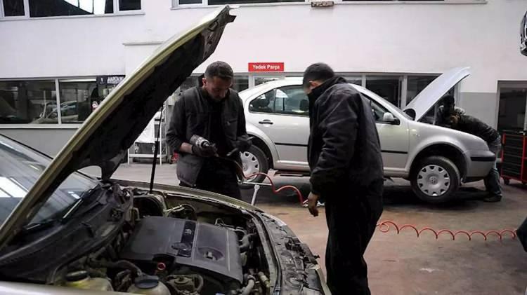 <p>Özellikle ani arızalanma nedenlerinin başında gelen lastikler ile yakıt durumu, motor yağı ve suyu gibi bazı göstergeler mutlaka düzenli kontrol edilmelidir.</p>

<p> </p>
