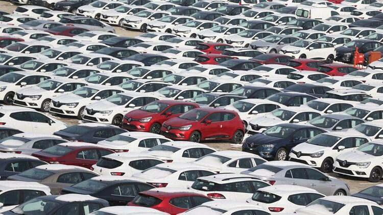 <p>Daha büyük bir sorunla karşılaşmamak için aracı durdurulmalı, kontak çalıştırılmadan araç kenara çekilerek, motor suyunun soğuması sağlanmalıdır.</p>
<p>Aracın motorunda hararet olduğu durumlarda "kesinlikle" hareket edilmemelidir.</p>
<p> </p>