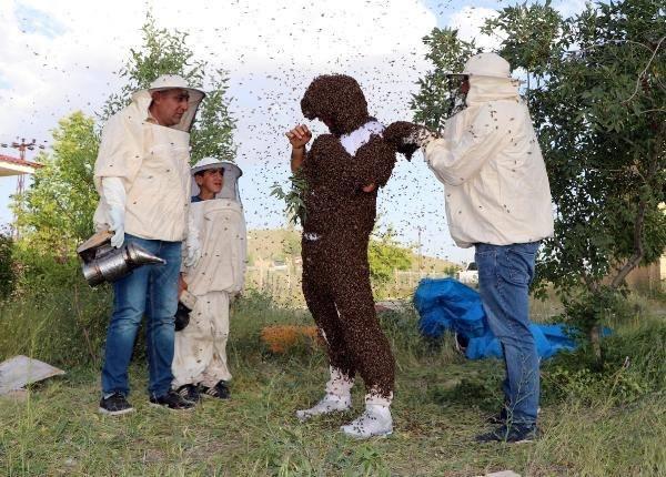 <p> Biz de bu konuda kendisini destekliyoruz. Arıcılığa daha fazla ilgi çekmek ve ses getirmek amacıyla böyle bir çalışma yaptı. Kendisi, normalde de işini yaparken arıcı kıyafetleri giymeden arıların içinde dolaşıyor. İyi ve başarılı çiftçimiz kendisi" dedi.</p>