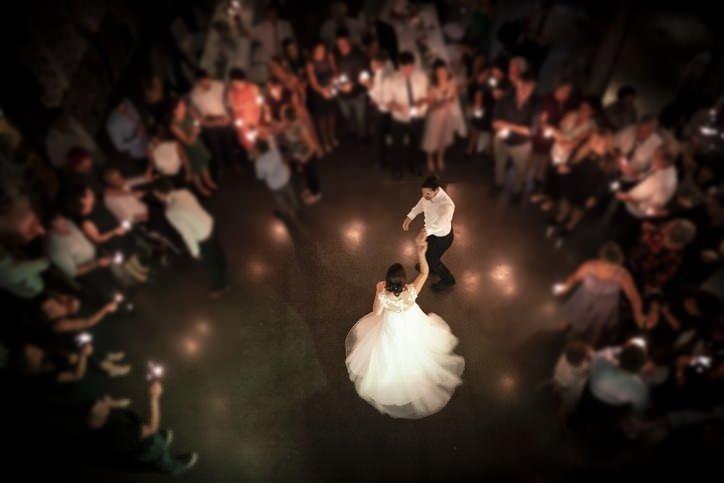 <p>Nikah ve düğün salonlarına maske takılarak girilmeli, tören ve kutlamalar sürecinde de takılması (gelin, damat, nikah memuru ve şahitler dahil olmak üzere) sürdürülmeli.</p>

<p> </p>
