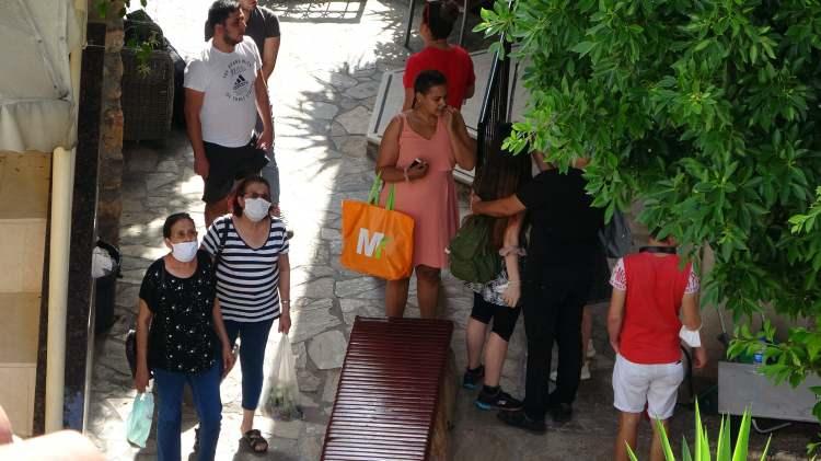 <p>İtfaiye yaklaşık 2 saatlik çalışmayla yangını söndürdü. İki sağlam bina arasındaki tarihi yapı kullanılamaz hale geldi.</p>