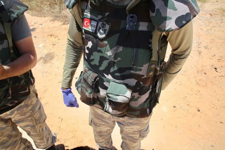 <p>Paralı askerlere yönelik çok sayıda iz barındıran bu evde, bomba imha uzmanları, "evin mutfağına tuzaklanmış şekilde iki mayın bulduklarını, bunlardan birisinin anti-personel diğerininse tüm evi havaya uçuracak infilak gücündeki anti-tank tipinde bir mayın olduğuna" işaret etti. </p>

<p> </p>
