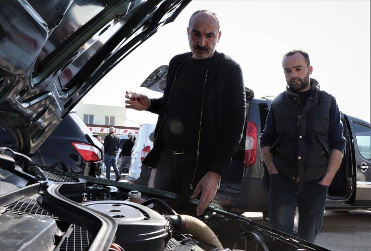 <p><span style="color:#FF8C00"><strong>YETKİ BELGEMİZİ ALDIK</strong></span></p>
<p>Galerici Ziya Uzunpınar ise, <strong>“Kendi mahallemizde biz de şahit oluyoruz; berber, kasap, manav, tekstilci, ayakkabıcı araç alıp, satıyor. Biz sınavlara girerek yetki belgemizi aldık. Belgeyi almaktaki amacımız, herkesin bu sektöre girip otomobil alım, satımı yapmasıydı. İnsanlar kafasına göre rakam yazıp ilanlara koyuyor. Biz bir aracın kaça alınıp, satılacağını biliyoruz. Ama diğerleri öyle bakmıyor, aracı alayım, 2 gün kullanırım 10 liraya alıp, 20 liraya satarım diyor. Aracı alıp almaz da internetten satışa koyuyor. 200 bin liraya aldığı aracı 245 bin liraya satmaya çalışıyor. 200 bin liraya alınan bir aracın satış fiyatı 210-215 bin liradır”</strong> diye konuştu.</p>