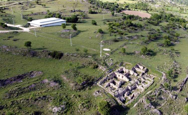 <p> Karabük'ün Eskipazar ilçesindeki Hadrianaupolis Antik Kenti, yeni tip koronavirüs (Kovid-19) sürecinin ardından kapılarını ziyaretçilere yeniden açtı. </p>

