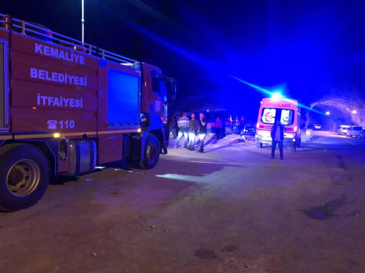 <p>Erzincan'ın Kemaliye ilçesinde yolcu minibüsü Fırat Nehri'ne uçtu. Kazada 4 kişi hayatını kaybederken, 3 kişi yaralandı. Suda kaybolan 1 kişi ise aranıyor.</p>
