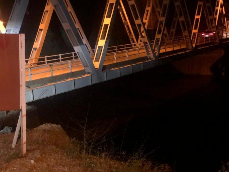 <p>Çok sayıda kurtarma ekibi Fırat Nehri'nde kaybolan 1 kişiyi arama çalışmalarını sürdürüyor.</p>

<p>HAYATLARINI KAYBEDEN VE YARALANANLARIN KİMLİK BİLGİLERİ BELİRLENDİ</p>
