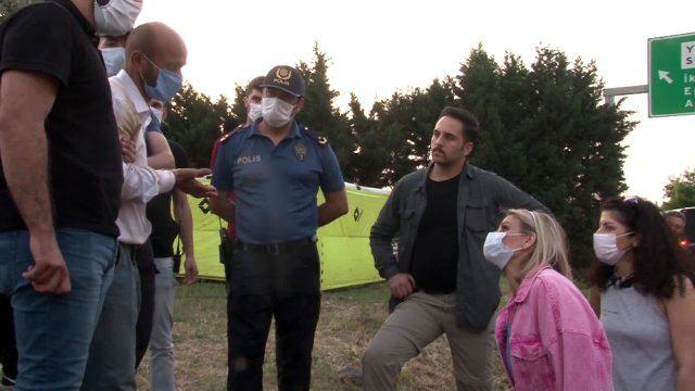 <p>Olay yerine televizyon sunucusu Esra Erol geldi. Esra Erol'un ikna çabalarına sonuç vererek şahıs çıktığı elektrik direğinden itfaiye yardımıyla indirildi. Esra Erol bir süre şahısla konuştuktan sonra olay yerinden ayrıldı. Direkten indirilen şahıs ise ifadesi alınmak üzere polis merkezine götürüldü.</p>