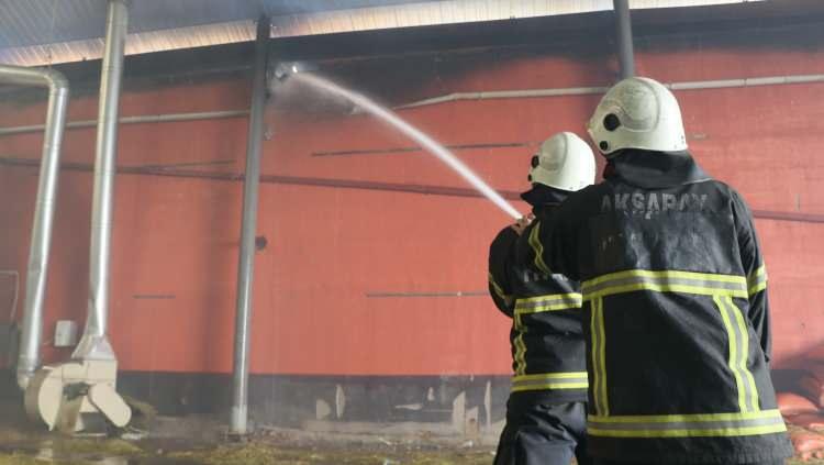 <p>Burada bir açıklama yapan fabrika sahibi Hacı Ali Uğurlu, “Yangın çıktığında kendim burada değildim. Çalışan arkadaşlar, elemanlar telefon açtı. Merkezdeydim. Geldiğimde zaten alev sarmış her tarafı. Elektrikle alakalı bir şey olduğunu söylediler.</p>
