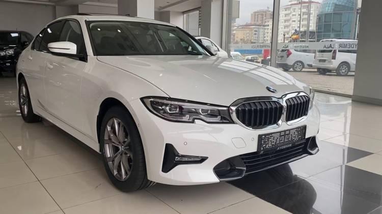 <p>Firma, 2020 BMW 320i'yi Haziran, Temmuz ve Ağustos aylarında geçerli 3 aylık, kullanılmış otomobillere özel fiyat avantajıyla sunuyor. Ayrıca yaz boyu kiralama seçeneğini de ilk defa hayata geçiriyor.</p>
