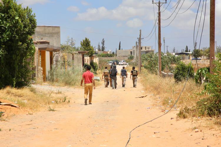 <p>Libya hükümeti, Hafter milislerinin uluslararası anlaşmaların yasakladığı mühimmatları sivil yerleşim bölgelerine tuzakladığını ve emrindeki milislerin "savaş suçlarından yargılanması gerektiğini" söylüyor. </p>

<p> </p>
