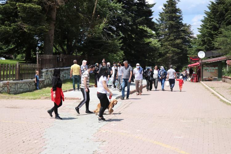 <p>Bolu’nun doğal güzelliklerinden olan Gölcük Tabiat Parkı, hafta sonu tatilini doğayla iç içe geçirmek isteyen tatilcilerin akınına uğradı.</p>