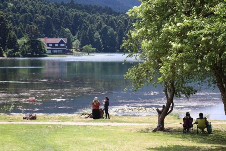 <p>Türkiye'nin gözde turizm merkezlerinden birisi olan Gölcük Tabiat Parkı, korona virüs salgını nedeniyle uzun süre kapalı kalmasının ardından kapılarını yeniden ziyaretçilerine açtı. Doğal güzelliğiyle yerli ve yabancı turistlerin 4 mevsim ilgi odağı olan Gölcük Tabiat Parkı’nda, tatillerini deniz kenarında değil de yeşilliğin içinde geçirmek isteyen tatilciler göl çevresinde tur atarak keyifli anlar yaşadılar.<br />
</p>