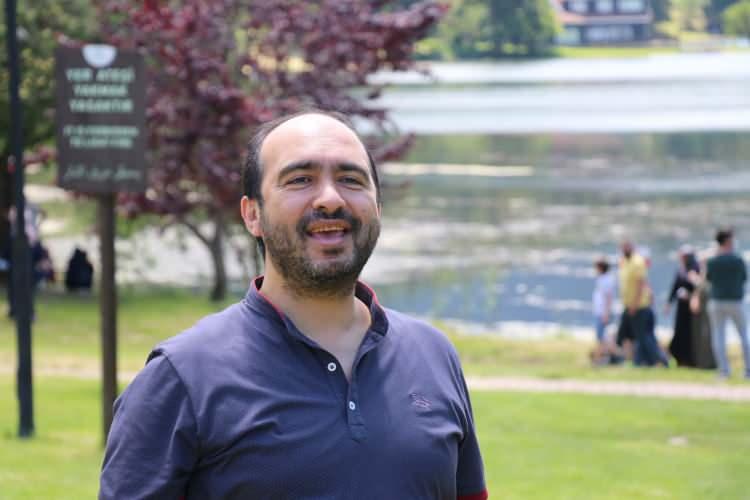 <p>Göl kenarında bulunan iskelede hatıra fotoğrafı çektiren tatilciler, kiralanabilen bisiklet ve golf arabalarıyla da göl çevresinde tur atarak temiz havanın tadını çıkardılar. Piknik alanlarını dolduran tatilciler, sabahın erken saatlerinde Gölcük’e gelerek mangallarını yaktılar.<br />
 </p>
