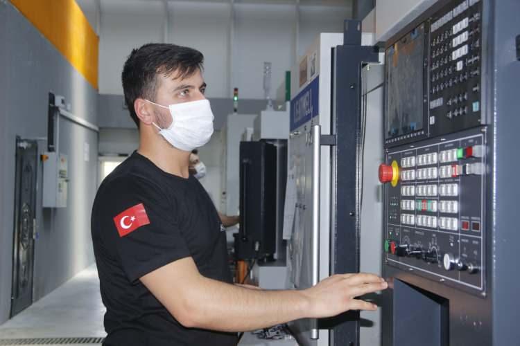 <p>Türkiye’nin ilk Silah İhtisas Organize Sanayi Bölgesi'nde yerli ve milli olarak üretilen silahlarla dikkat çeken Kırıkkale'nin ülkenin savunma sanayi üssü haline getirilmesi hedefleniyor.</p>
