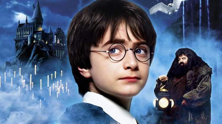 <p>J.K. Rowling'e ait olan aynı adlı romandan uyarlanan Harry Potter, 8 filmlik serisiyle bilim kurgu tarihine adını altın harflerle yazdırmayı başardı. Filmin 3 başrol oyuncusu o dönemde küçük birer çocuktular. </p>
