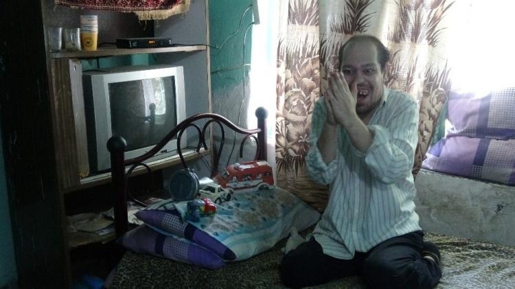 <p>16 yıl önce eşi öldükten sonra tek başına çocuğuna bakan Hasan Üçer, “Evladım şuan 35 yaşında. 6 aylıktan bu zamana kadar ona bakıyorum. Baba olarak neden bakıyorum? Allah için bakıyorum. Çünkü bu gelip geçici dünya, Allah bana ömür verirse ölünceye kadar ona bakacağım” dedi.<br />
</p>